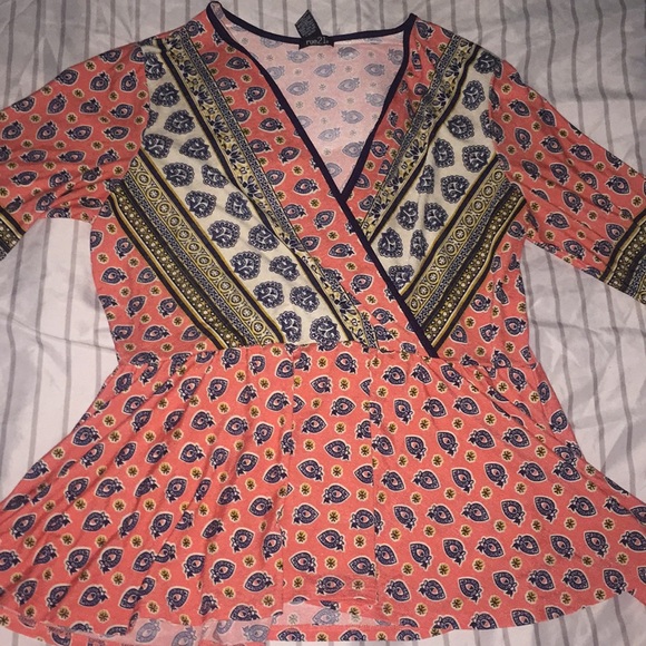 Cute V- Cut Blouse - Picture 4 of 6